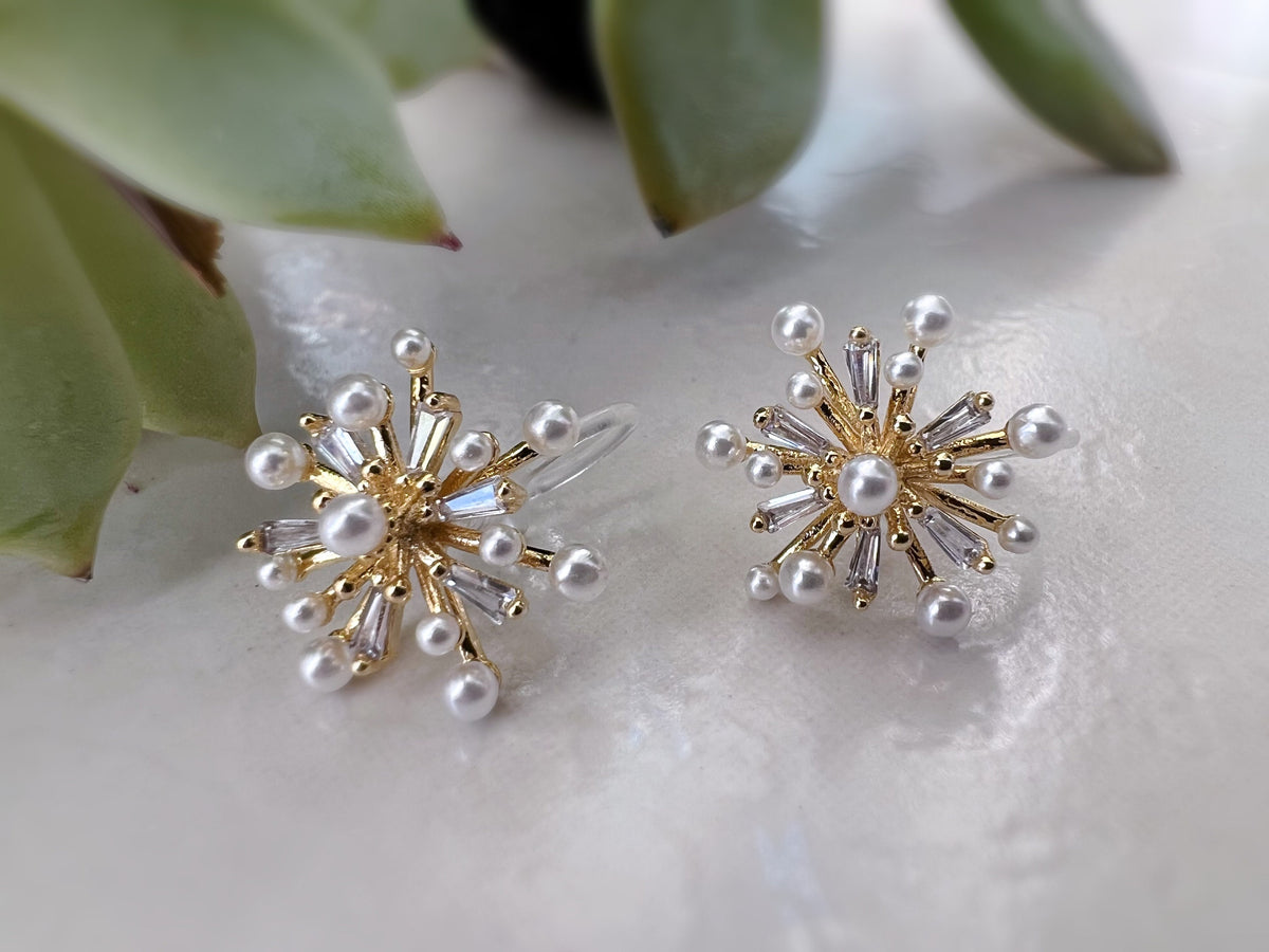 Clips d'oreilles Grandes fleurs dorée avec zircon transparent, mini perles blanches. CLIPS Invisible délicat quotidien confortable