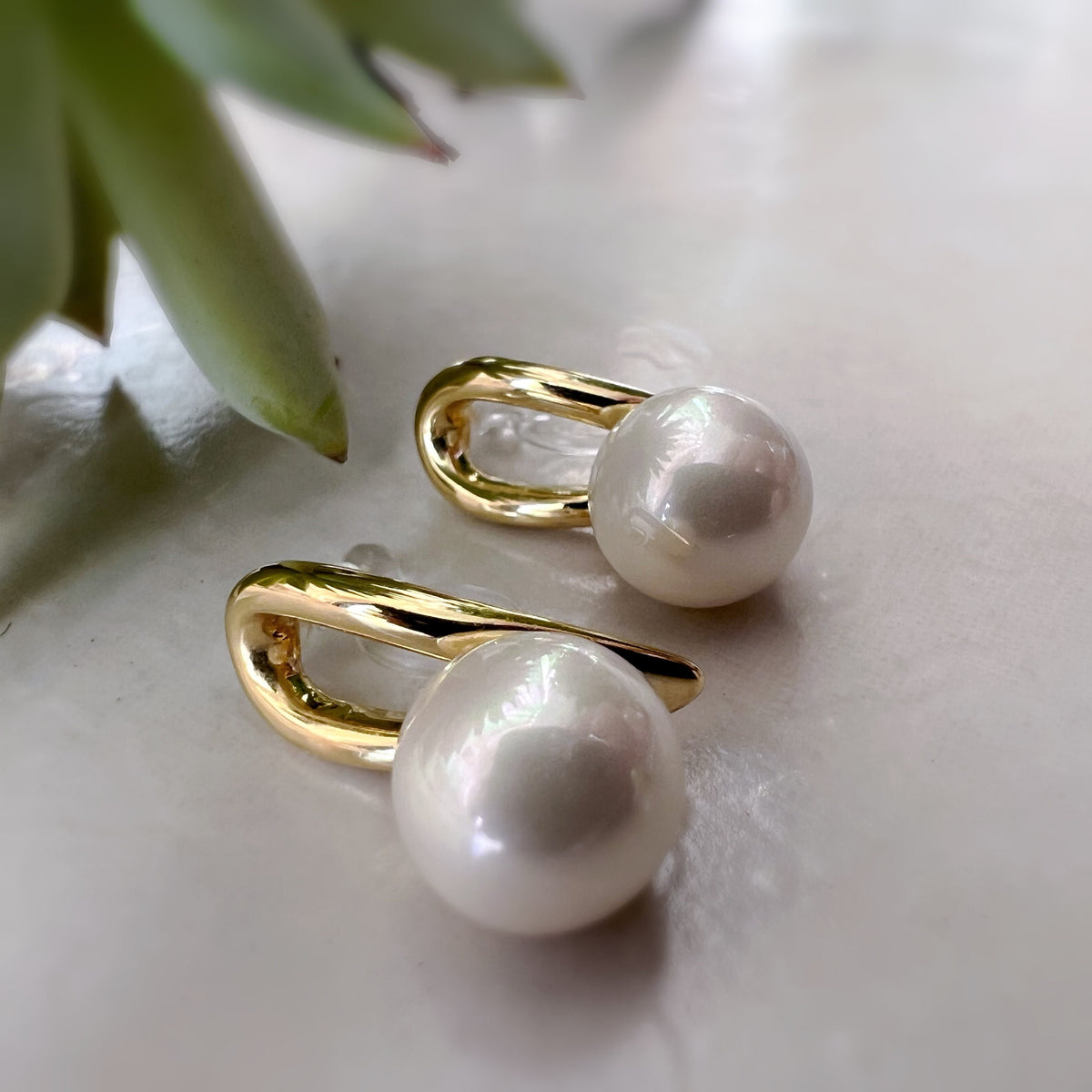 Boucles d'oreilles CLIPS invisible couleur Or grande perle blanche, Clips d'oreilles délicat.