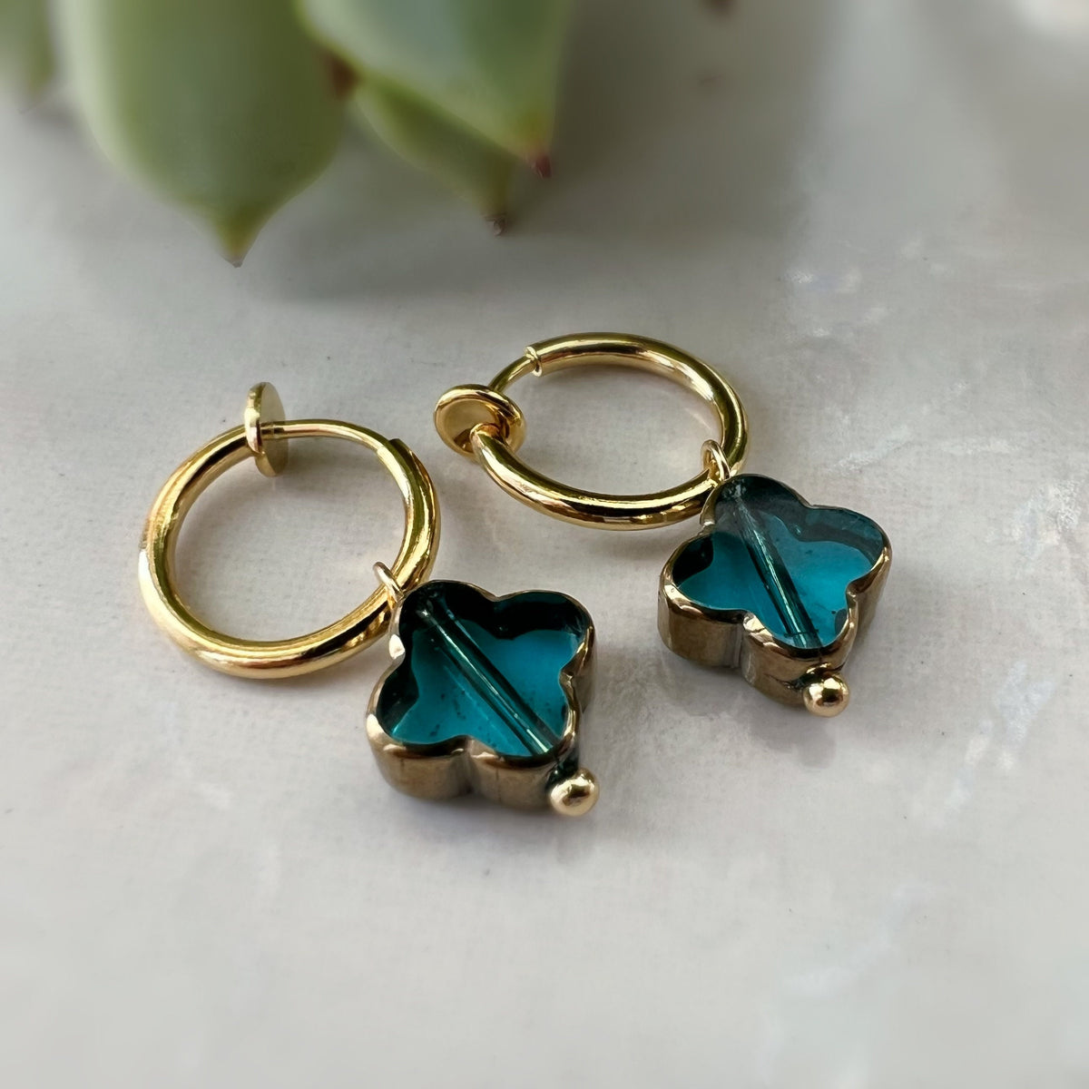 2-IN-1 Ear Clips CLIPS Gold Twisted Hoop Rings with Blue Glass Four Leaf Clover Bead Daily Jewelry Hoops 1.3cm