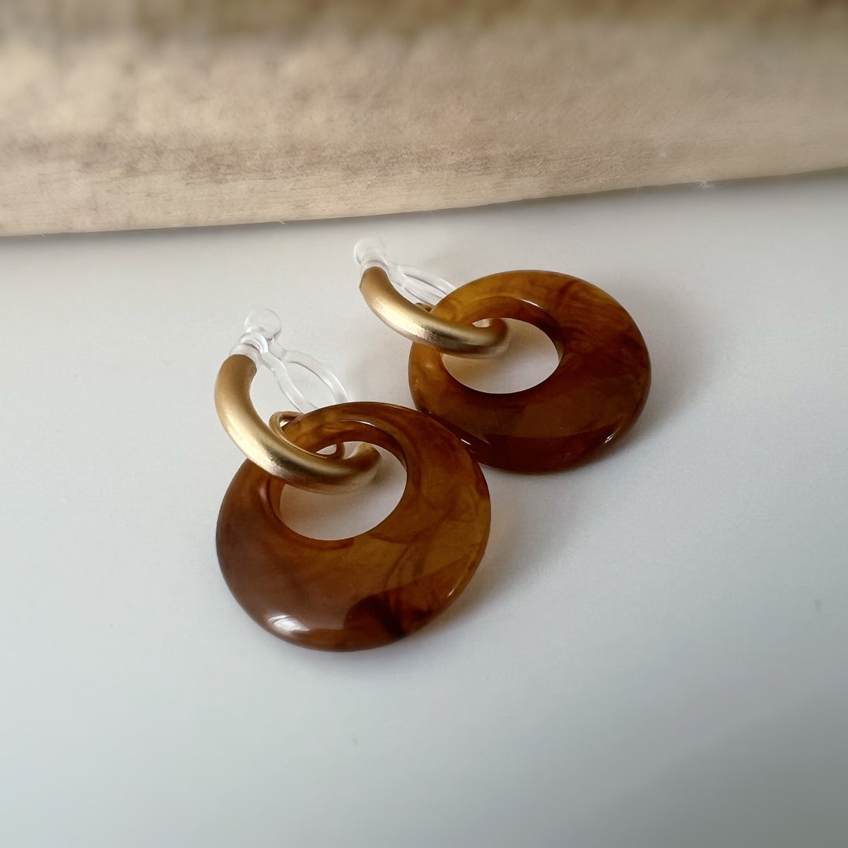 Boucles d'oreilles Acétate CLIPS Invisible. Demi cercle Or Mat. Grand cercle Acétate Couleur Blanc / Marron.