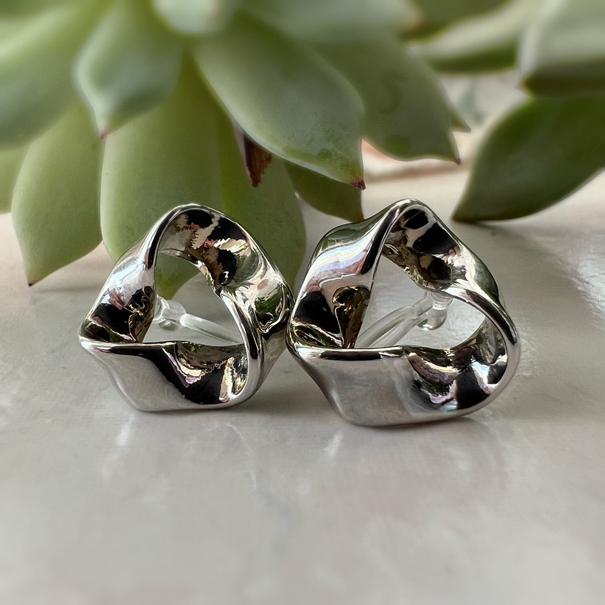 Boucles d'oreilles Clips INVISIBLES Triangle torsadé couleur Or Mat / Argent, Clips d'oreilles confortable bijoux minimaliste quotidien.