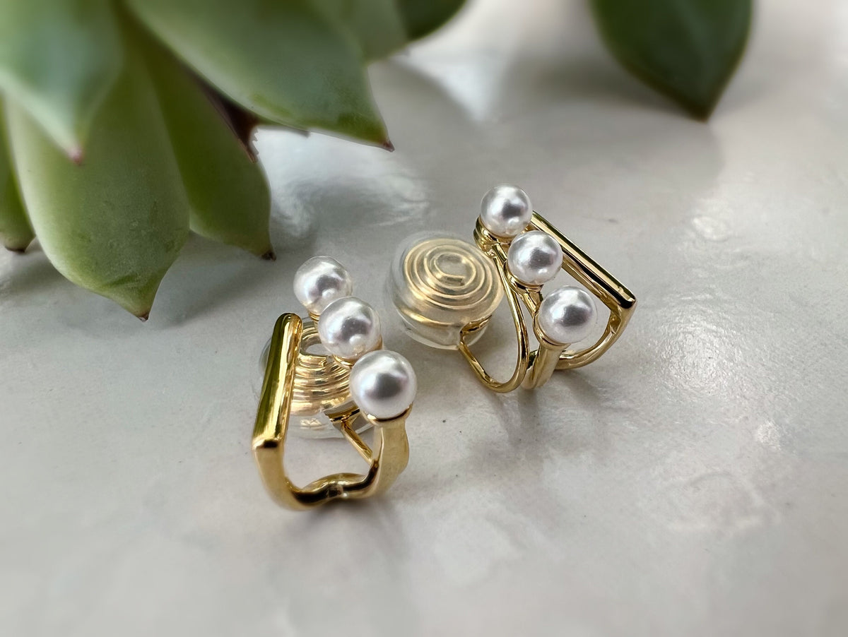 SANS DOULEUR ! Boucles d'oreilles CLIPS U spirale V triangle triple Perles blanches couleur Or. Clips confortable quotidien Prêt à offrir.