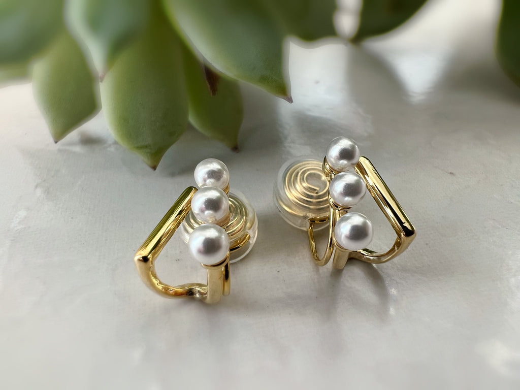 SANS DOULEUR ! Boucles d'oreilles CLIPS U spirale V triangle triple Perles blanches couleur Or. Clips confortable quotidien Prêt à offrir.