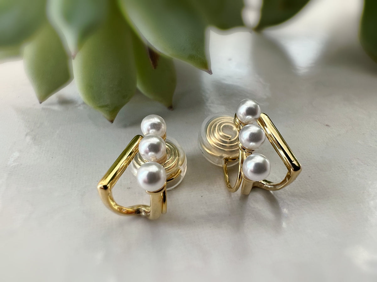 SANS DOULEUR ! Boucles d'oreilles CLIPS U spirale V triangle triple Perles blanches couleur Or. Clips confortable quotidien Prêt à offrir.