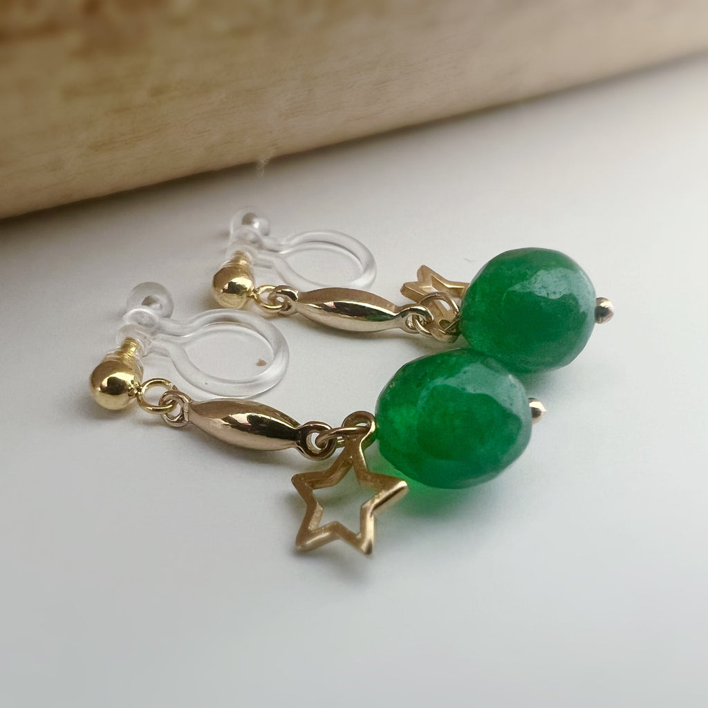 Noël, Boucles d'oreilles CLIPS INVISIBLES pendantes Or, Perle facettes Rouge /Verte petite Etoile creuses. Cadeau Noël prêt à offrir
