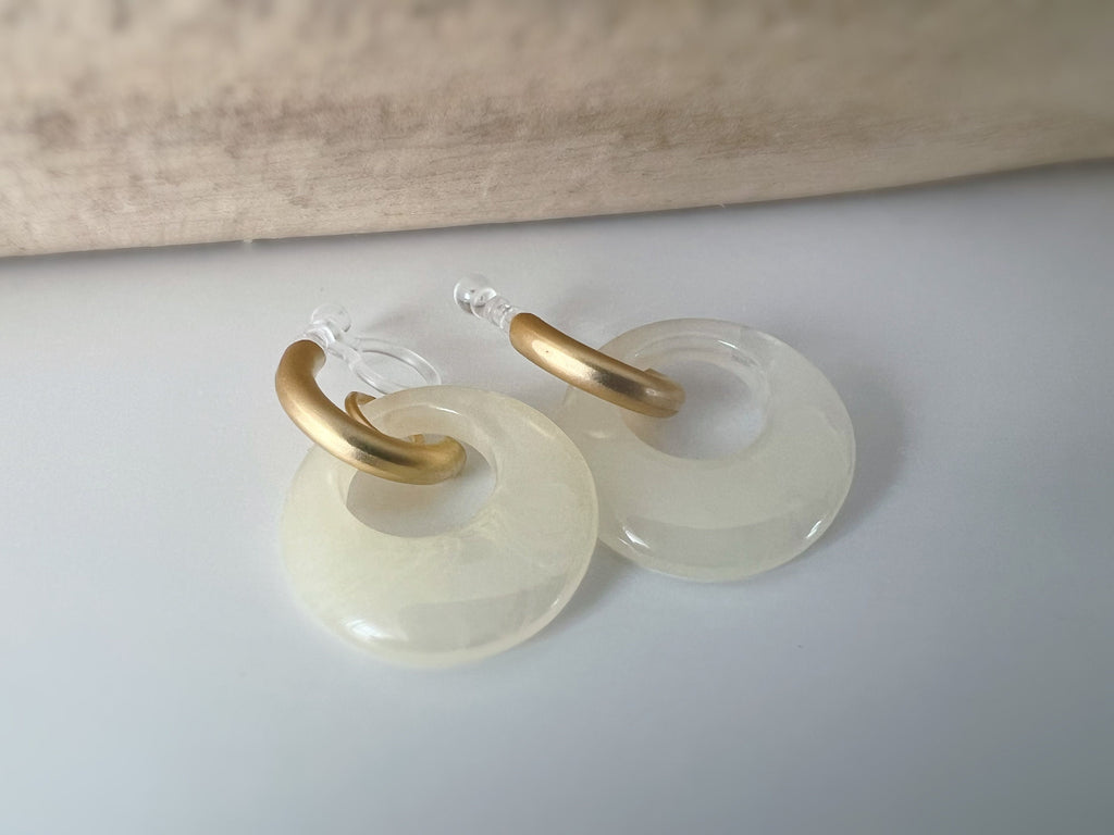 Boucles d'oreilles Acétate CLIPS Invisible. Demi cercle Or Mat. Grand cercle Acétate Couleur Blanc / Marron.