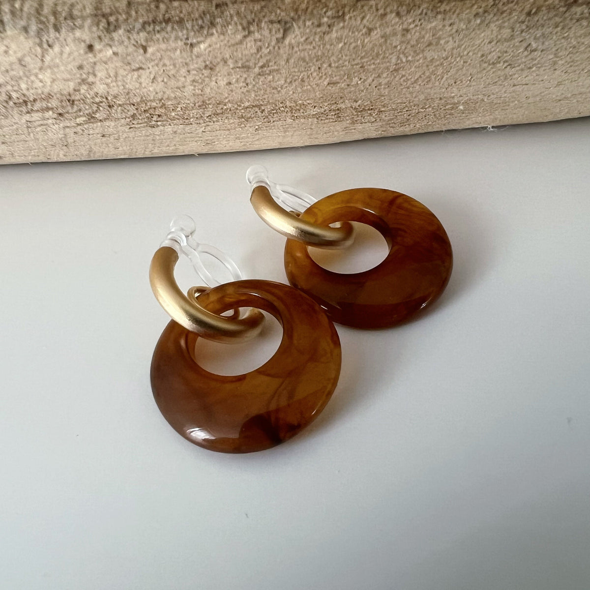 Boucles d'oreilles Acétate CLIPS Invisible. Demi cercle Or Mat. Grand cercle Acétate Couleur Blanc / Marron.