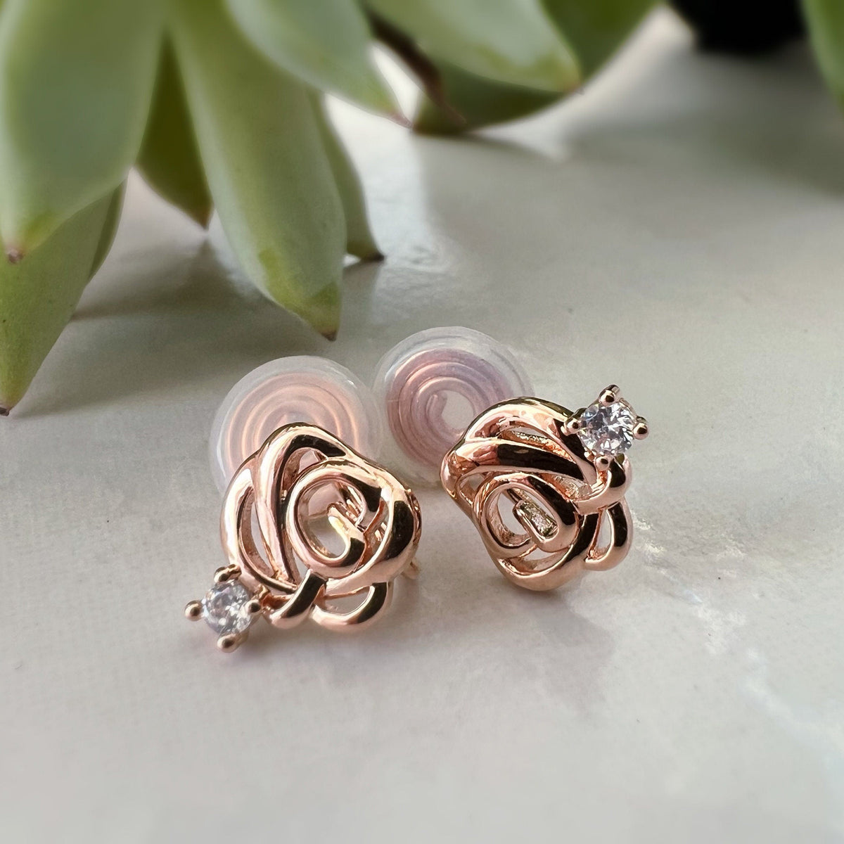 SANS DOULEUR ! Boucles d'oreilles CLIPS U spirale petite Fleur Rose Mini Pierres Zircon couleur Or rose. Clips confortable prêt à offrir