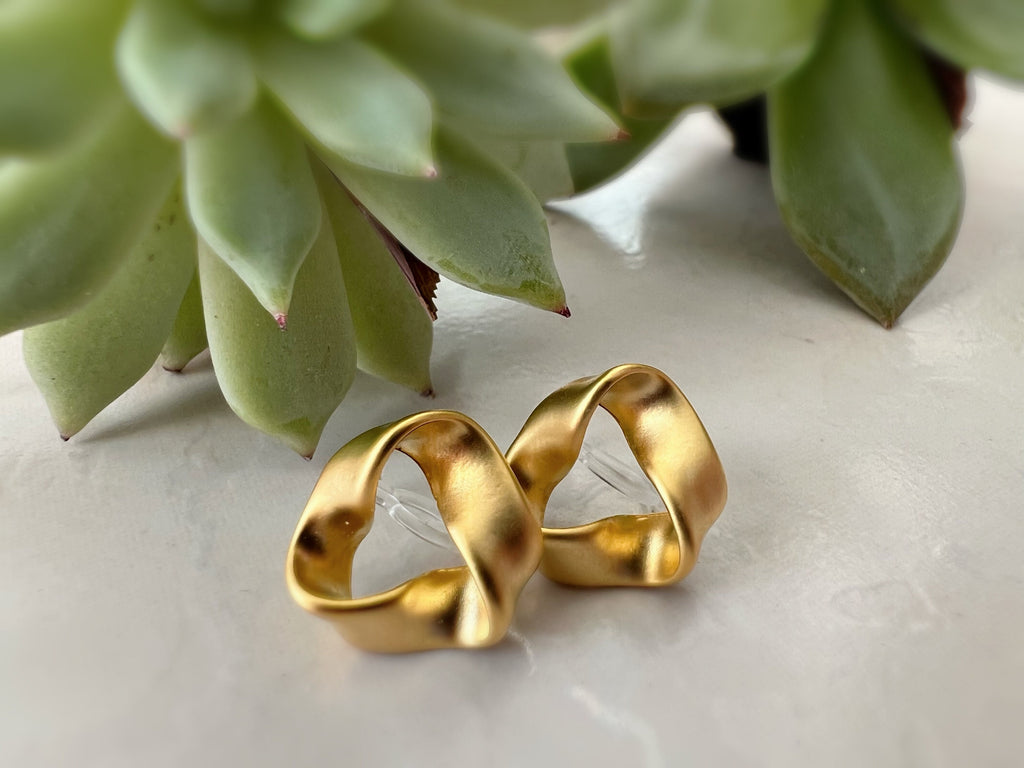 Boucles d'oreilles Clips INVISIBLES Triangle torsadé couleur Or Mat / Argent, Clips d'oreilles confortable bijoux minimaliste quotidien.