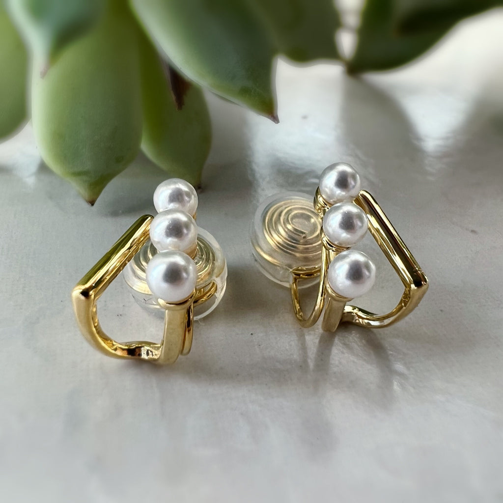 SANS DOULEUR ! Boucles d'oreilles CLIPS U spirale V triangle triple Perles blanches couleur Or. Clips confortable quotidien Prêt à offrir.