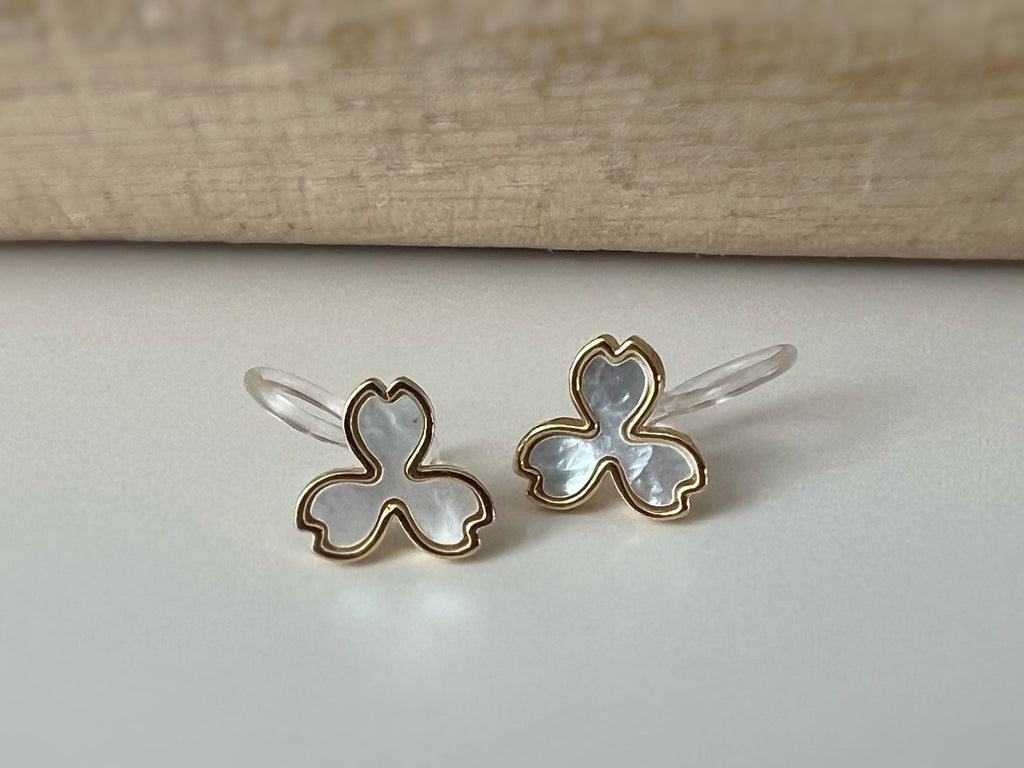 Mini Boucles d'oreilles Clips INVISIBLE Or trois Feuilles nacre blanche et Mini Zircon. Clips d'oreilles Confortables, bijoux quotidien