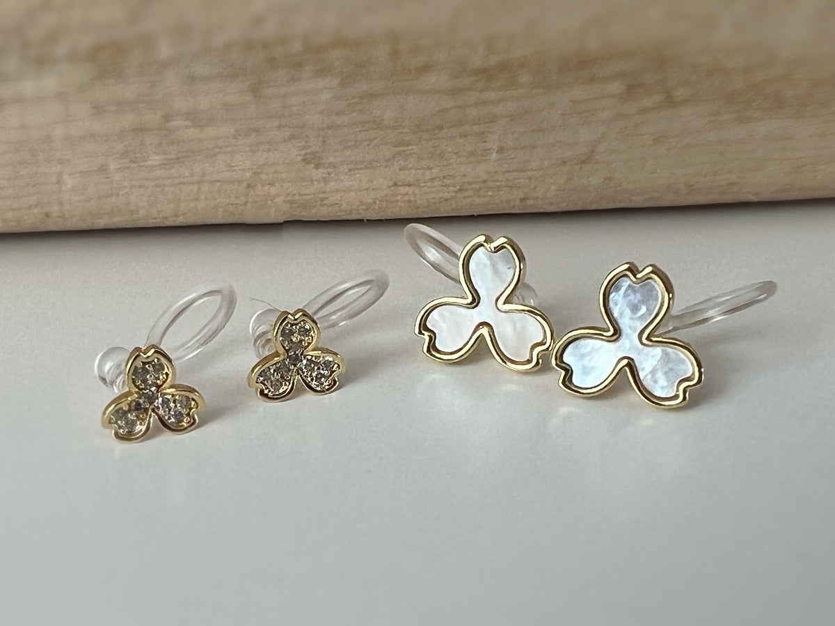 Mini Boucles d'oreilles Clips INVISIBLE Or trois Feuilles nacre blanche et Mini Zircon. Clips d'oreilles Confortables, bijoux quotidien