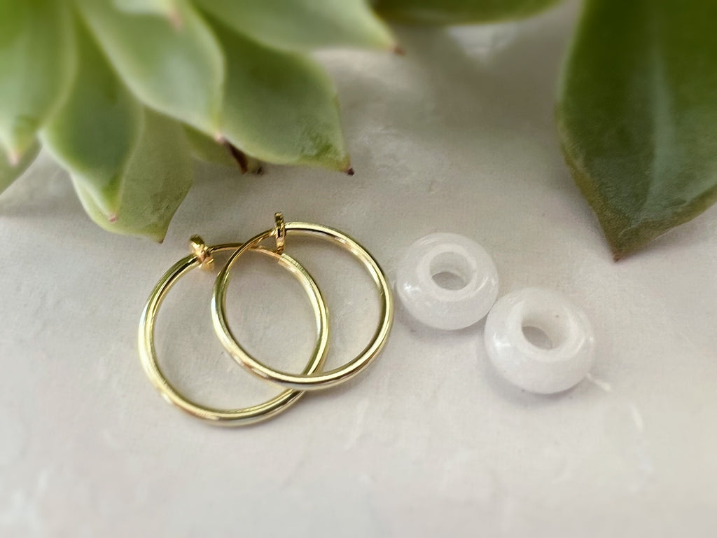 2 EN 1, Clips d'oreilles Anneaux Petit cercle de jade blanc. Créoles Clips 18mm Argent / Or. CLIPS confortable Oreilles non percées.