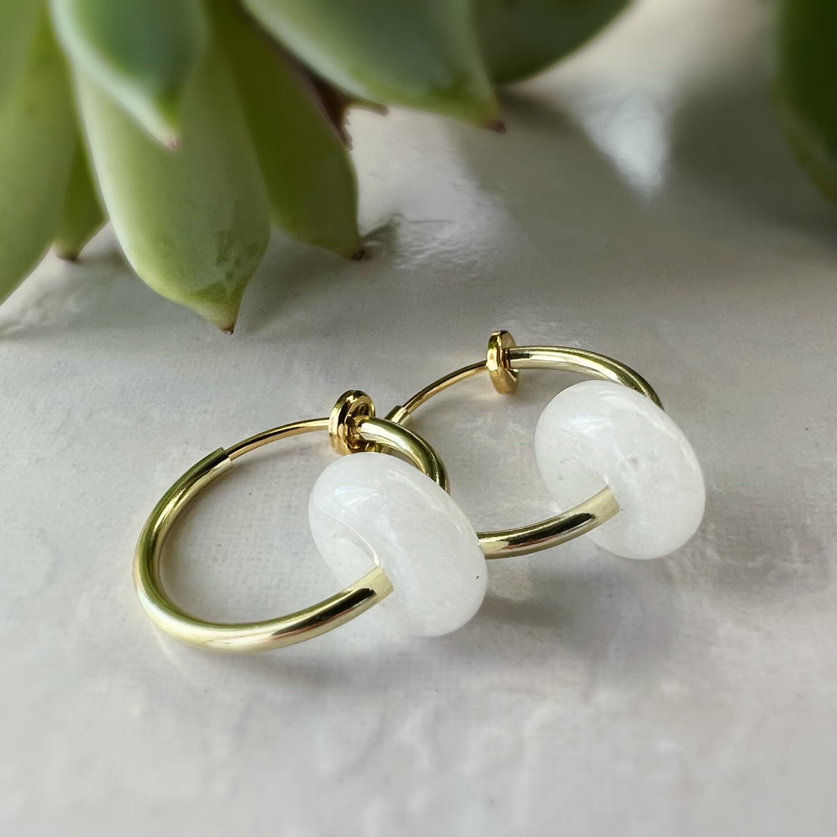 2 EN 1, Clips d'oreilles Anneaux Petit cercle de jade blanc. Créoles Clips 18mm Argent / Or. CLIPS confortable Oreilles non percées.