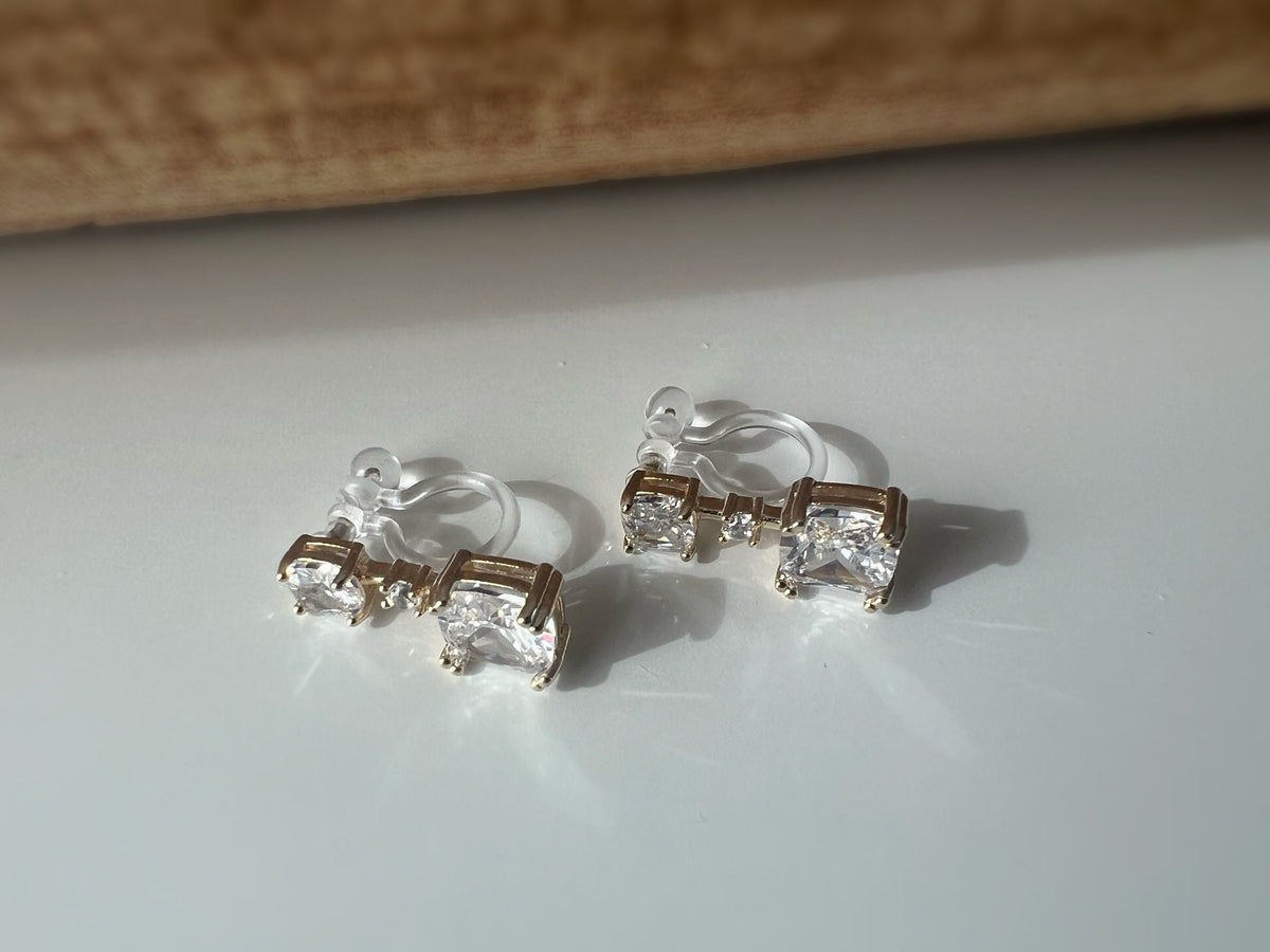 Clips d'oreilles invisibles Carré mini pierre zircon transparent. CLIPS confortable prêt à offrir