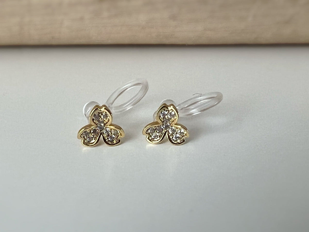 Mini Boucles d'oreilles Clips INVISIBLE Or trois Feuilles nacre blanche et Mini Zircon. Clips d'oreilles Confortables, bijoux quotidien