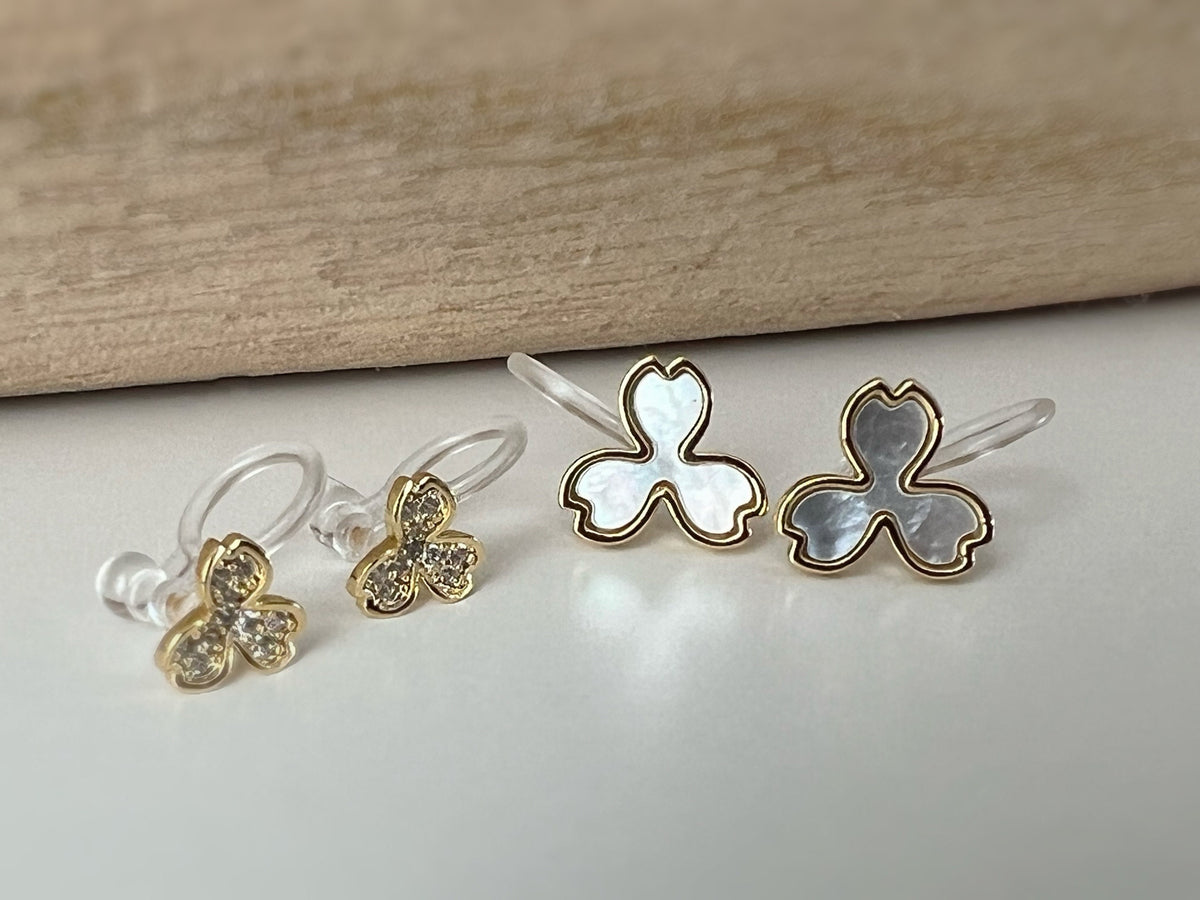 Mini Boucles d'oreilles Clips INVISIBLE Or trois Feuilles nacre blanche et Mini Zircon. Clips d'oreilles Confortables, bijoux quotidien