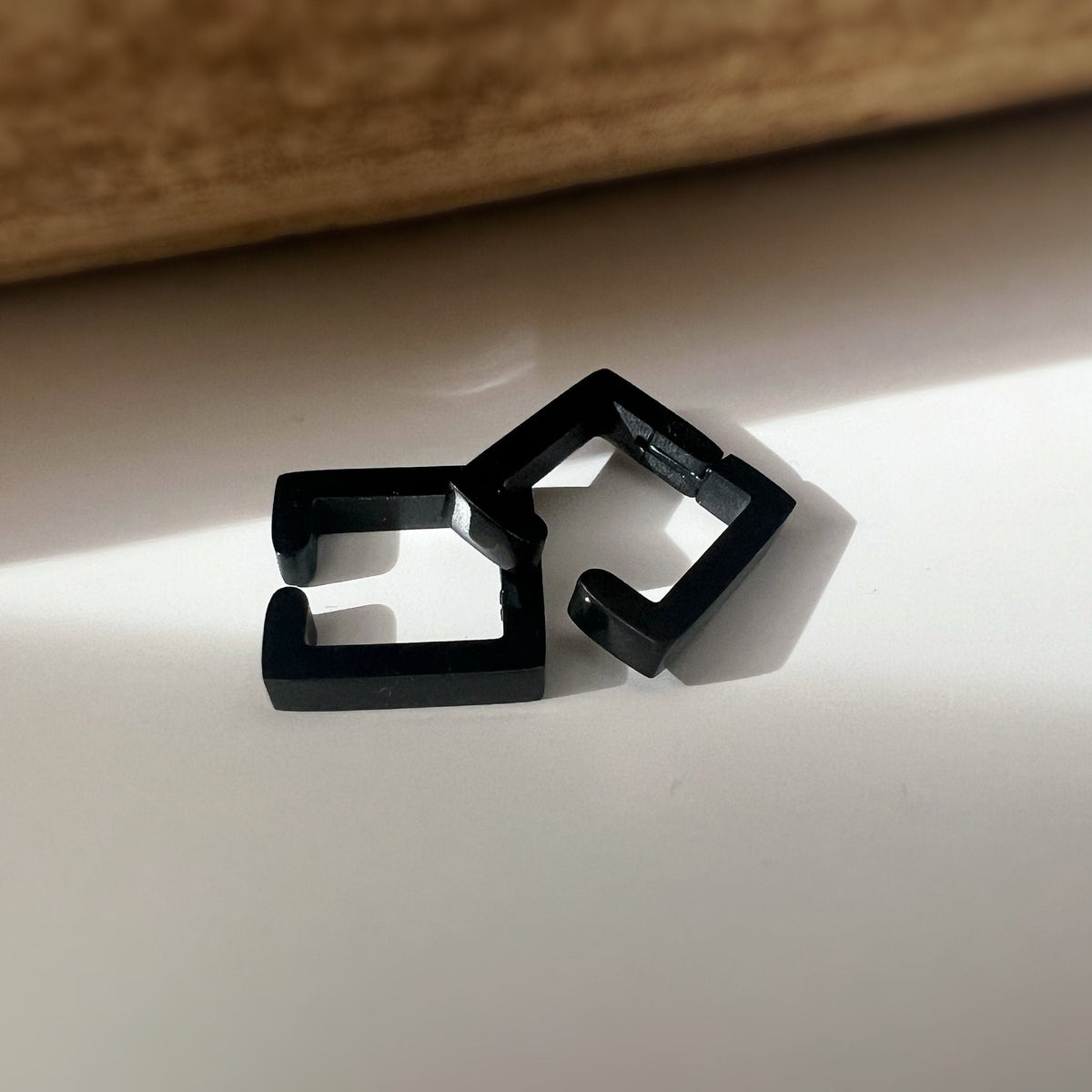 Boucles d'oreilles Rock CLIPS CLAMP carré Argent / Noir. clips d'oreilles pour Oreilles Non Percées. Bijoux quotidiens hommes femmes
