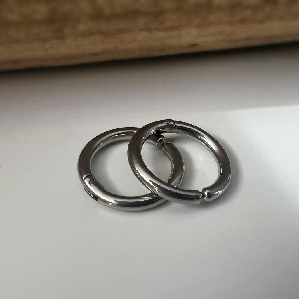 Rock Boucles d'oreille CLIPS Pince Anneaux couleur Argent/ Noir pour oreilles non percées. Hommes Femmes Créole cercle 18mm