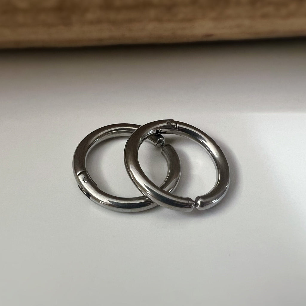 Rock Boucles d'oreille CLIPS Pince Anneaux couleur Argent/ Noir pour oreilles non percées. Hommes Femmes Créole cercle 18mm