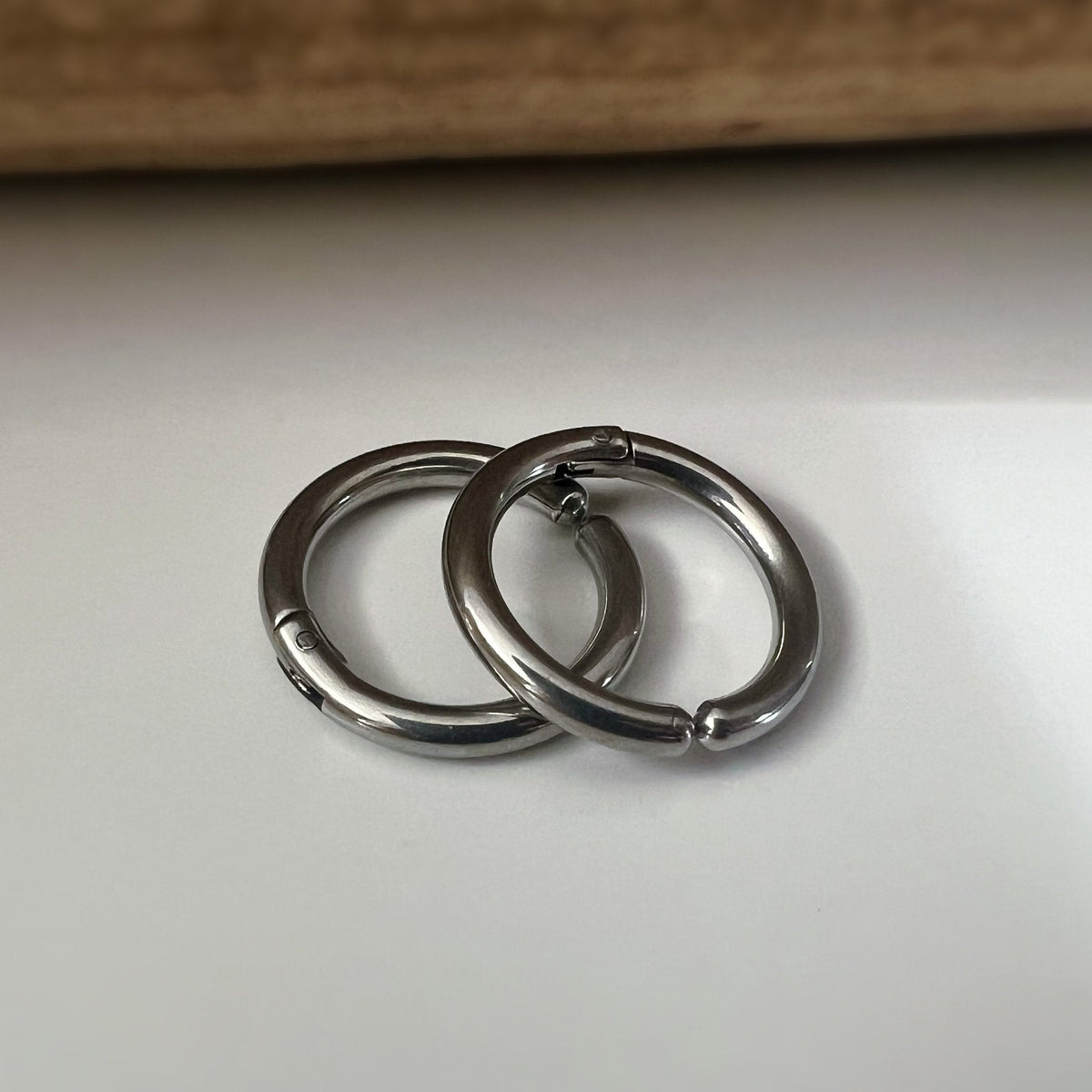 Rock Boucles d'oreille CLIPS Pince Anneaux couleur Argent/ Noir pour oreilles non percées. Hommes Femmes Créole cercle 18mm