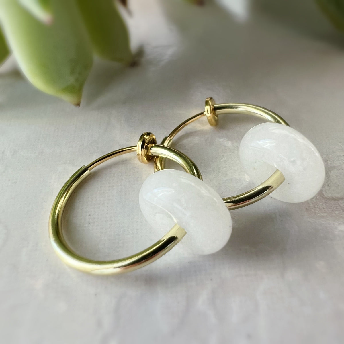 2 EN 1, Clips d'oreilles Anneaux Petit cercle de jade blanc. Créoles Clips 18mm Argent / Or. CLIPS confortable Oreilles non percées.