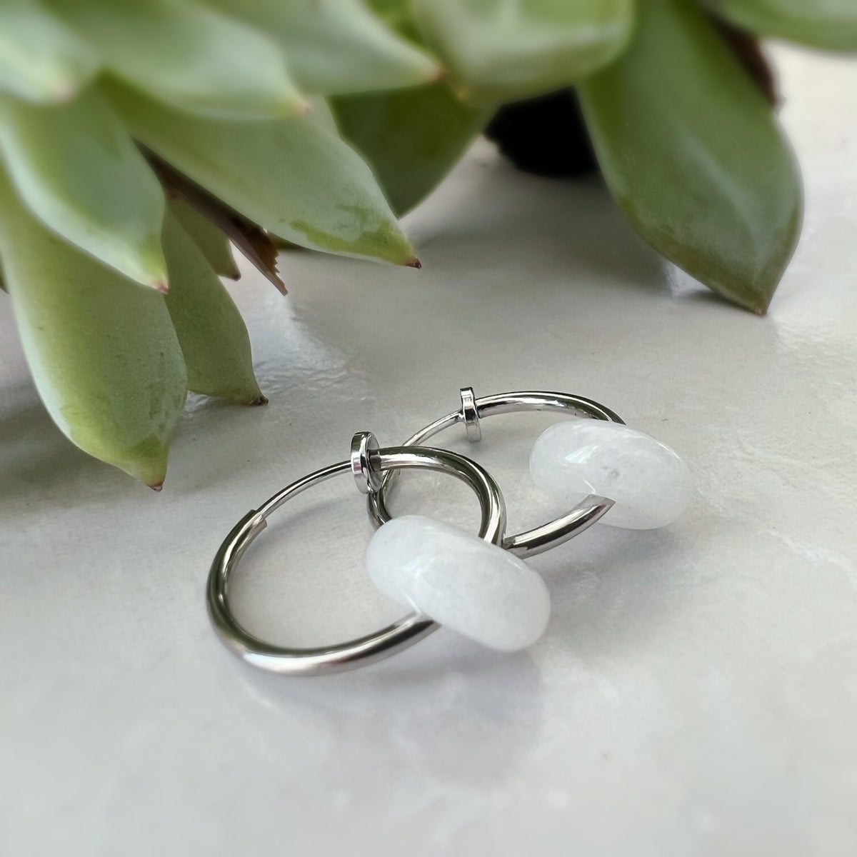 2 EN 1, Clips d'oreilles Anneaux Petit cercle de jade blanc. Créoles Clips 18mm Argent / Or. CLIPS confortable Oreilles non percées.