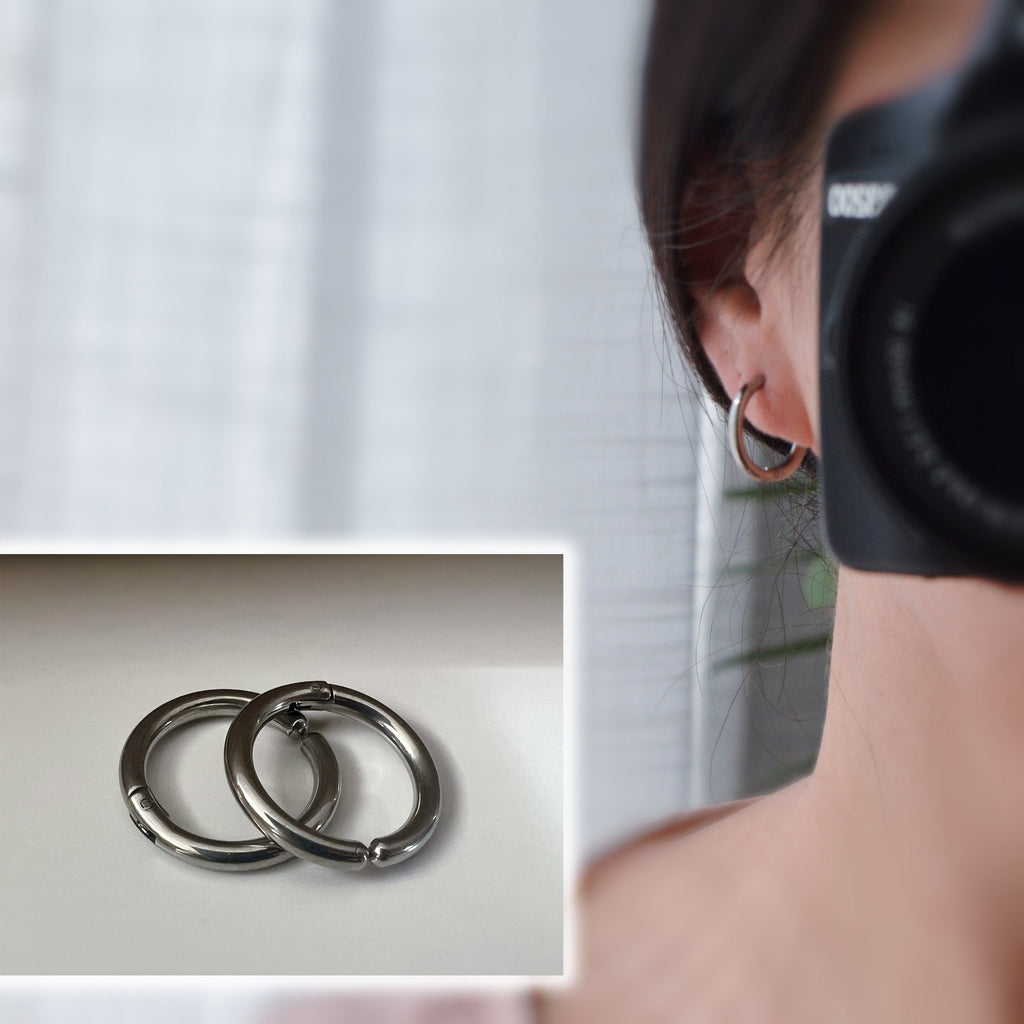 Rock Boucles d'oreille CLIPS Pince Anneaux couleur Argent/ Noir pour oreilles non percées. Hommes Femmes Créole cercle 18mm