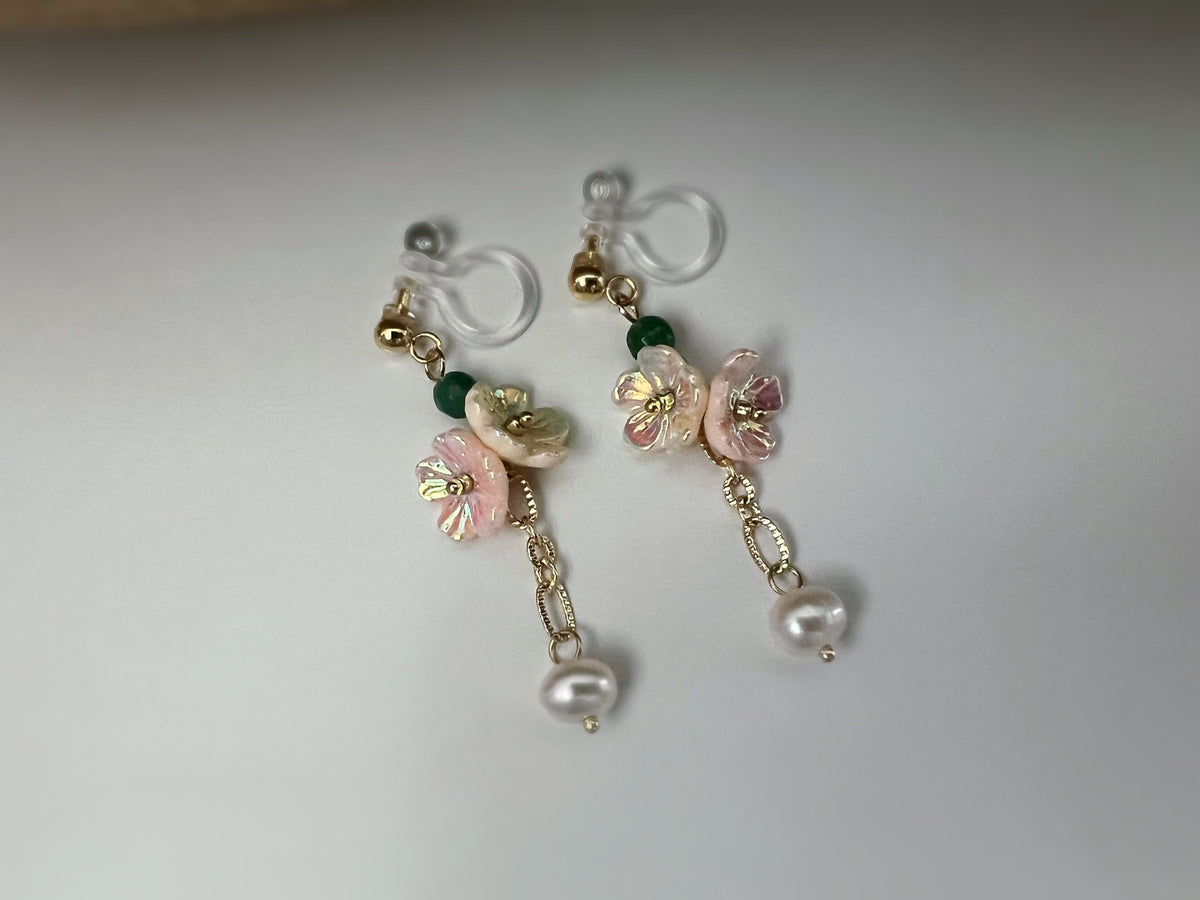 Boucles d'oreilles Clips INVISIBLES pendantes Chaîne or, Mini Perles facettes vert. Double fleurs rose saumon blanc crème Perle d'eau douce