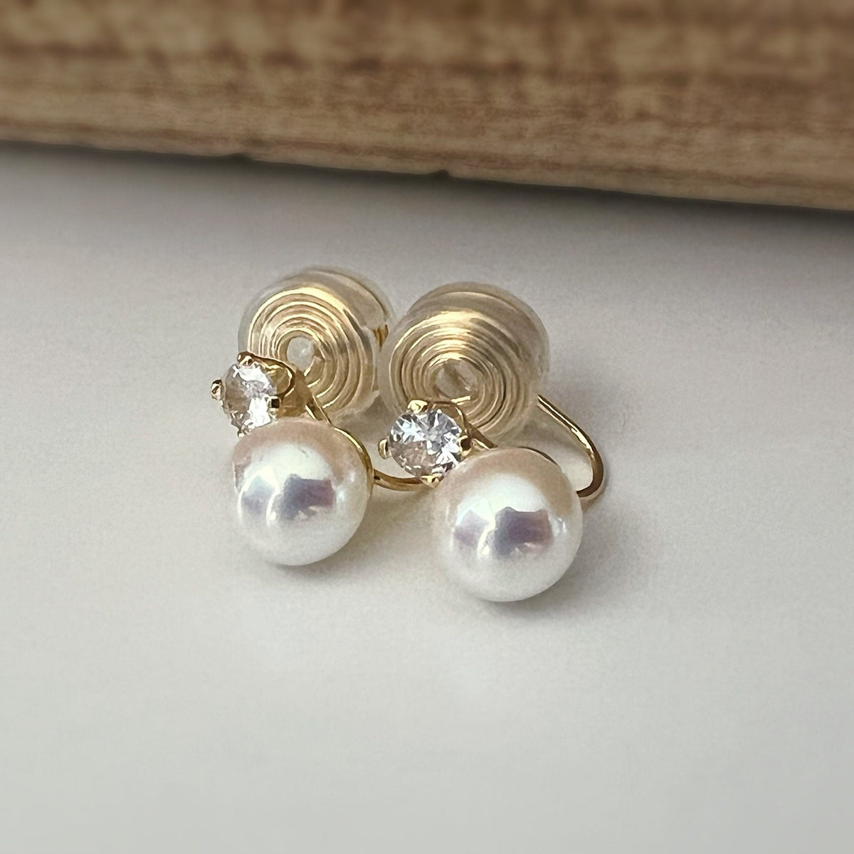 PAINLESS! CLIPS U spiral earrings gold plated White pearl 8mm Zircon 4MM. Comfortable ear clips.