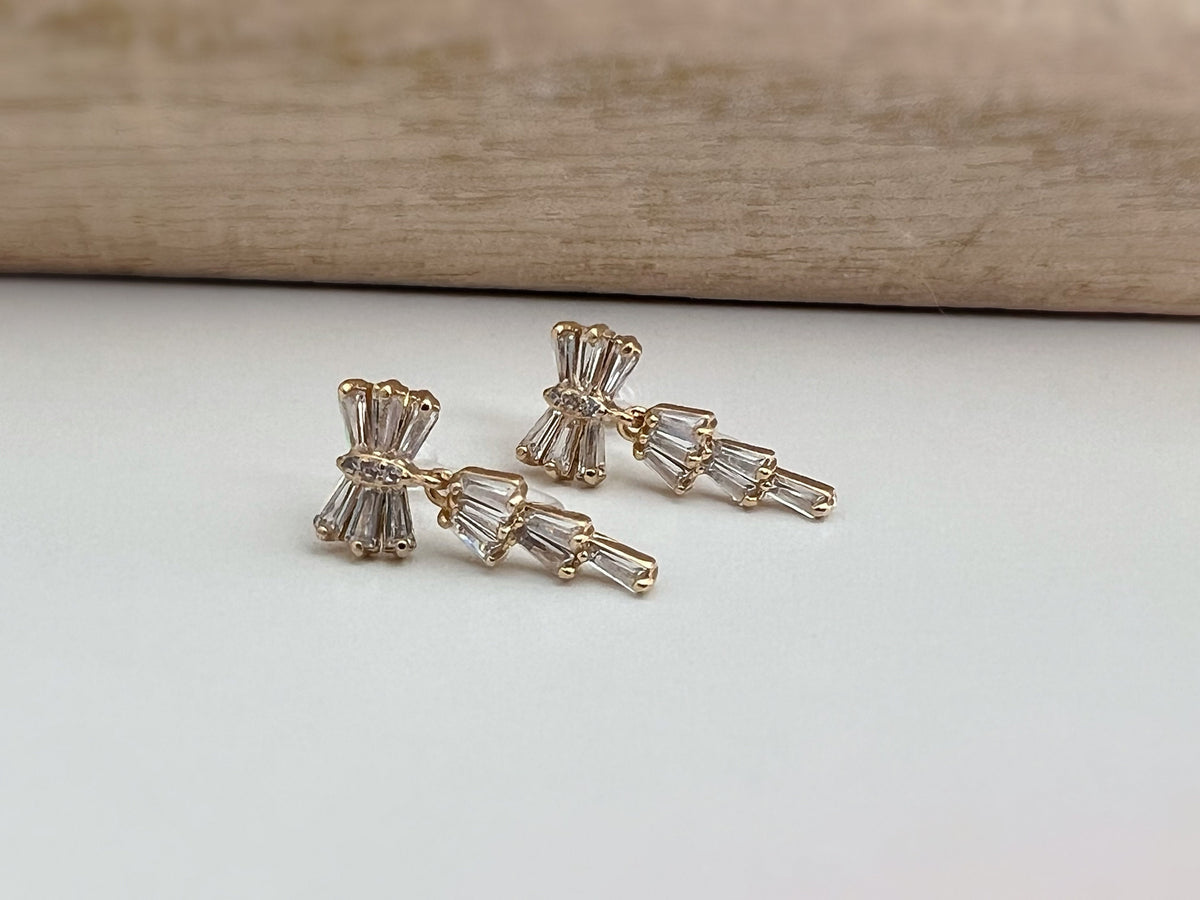 CLIPS d'oreilles invisibles pendants, Noeud de papillon zircon. Boucles d'oreilles délicat minimaliste, prêt à offrir