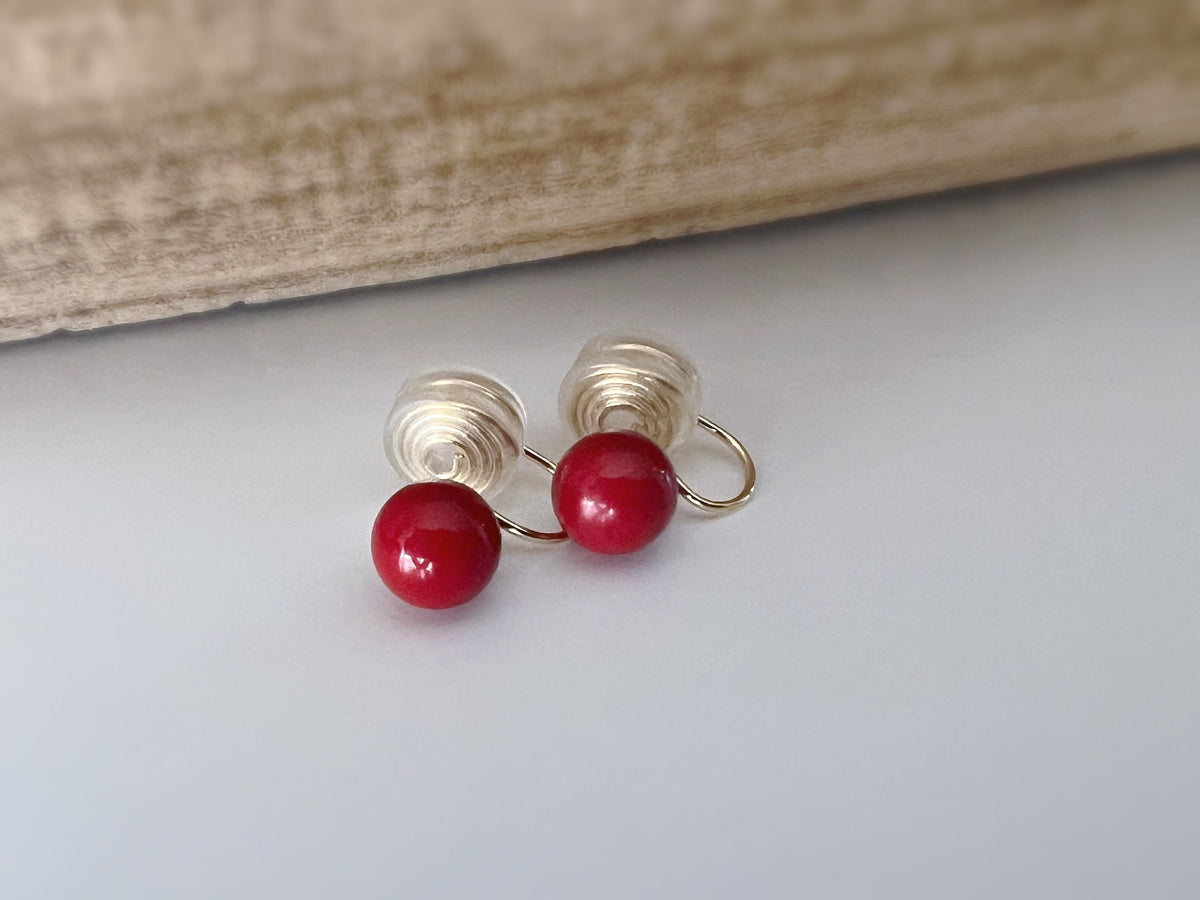 PAINLESS ! CLIPS U spiral earrings 8mm red pearl gold plated. Comfortable ear clips.