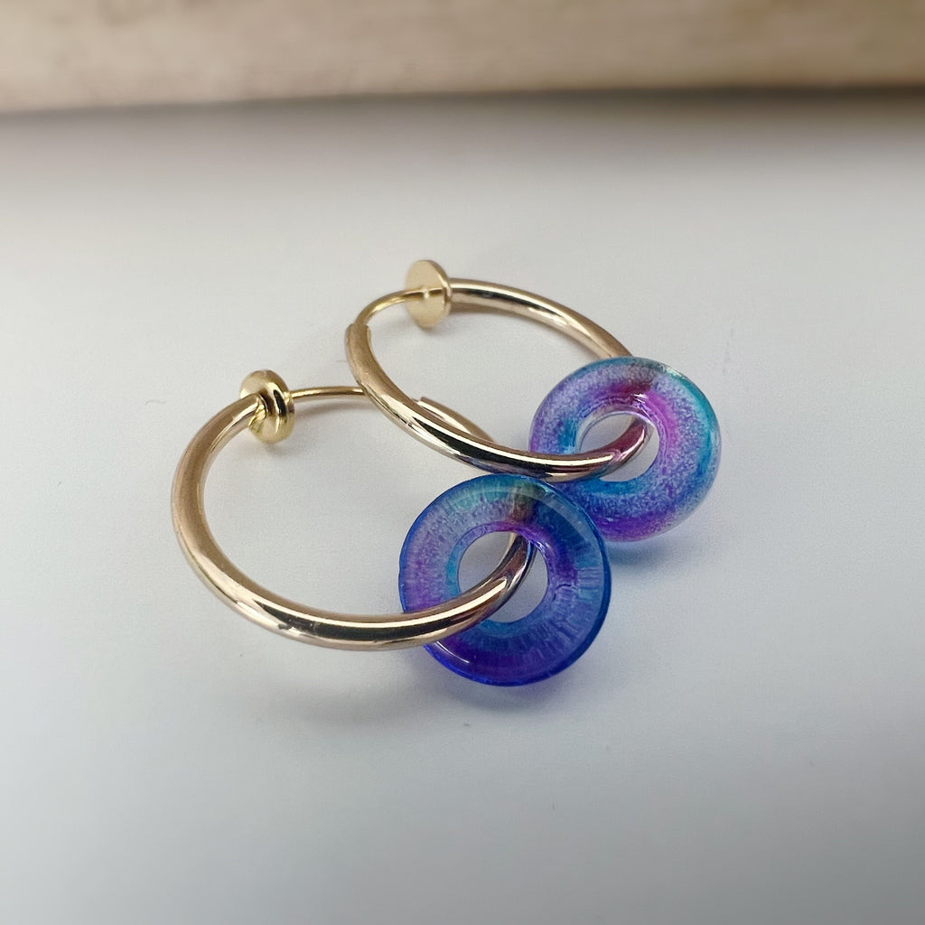2 EN 1 Clips d'oreilles Anneaux Petit cercle Donut en verre bleu et violet Créoles Clips 18mm Argent/ Or Confortable Oreilles non percées.