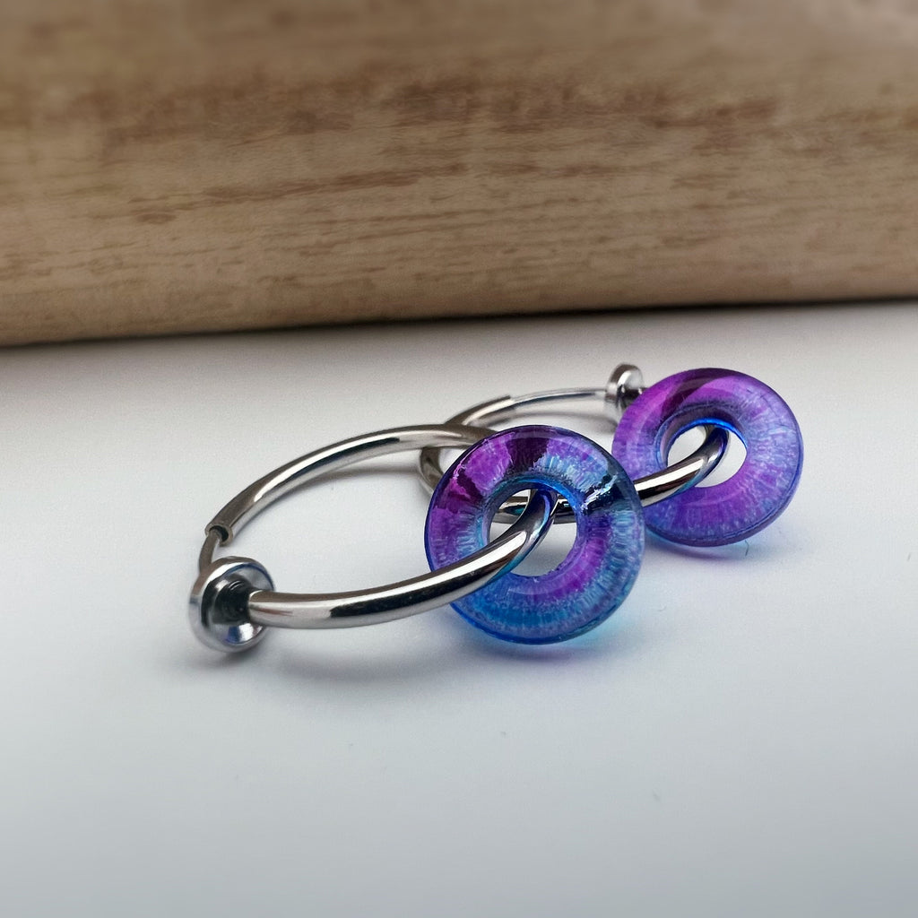 2 EN 1 Clips d'oreilles Anneaux Petit cercle Donut en verre bleu et violet Créoles Clips 18mm Argent/ Or Confortable Oreilles non percées.