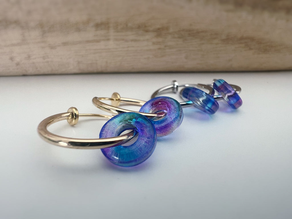 2 EN 1 Clips d'oreilles Anneaux Petit cercle Donut en verre bleu et violet Créoles Clips 18mm Argent/ Or Confortable Oreilles non percées.