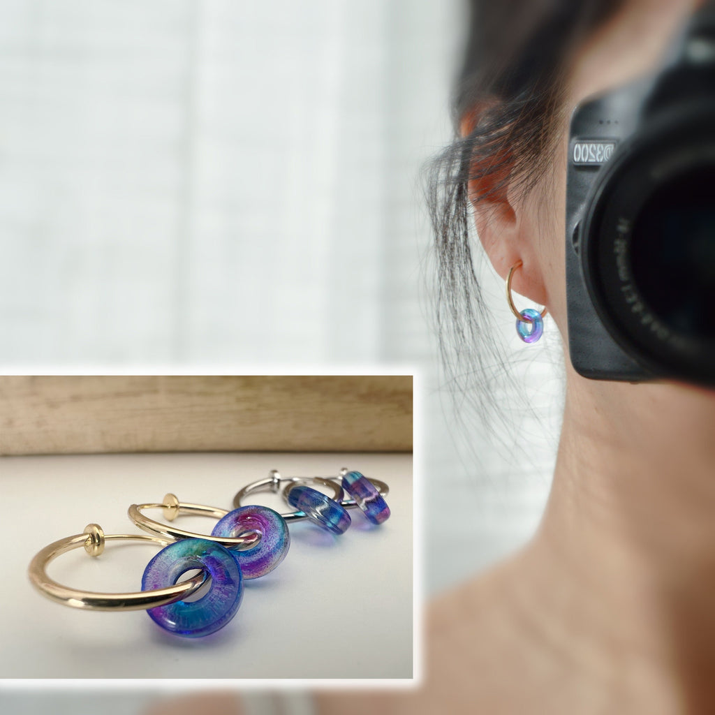2 EN 1 Clips d'oreilles Anneaux Petit cercle Donut en verre bleu et violet Créoles Clips 18mm Argent/ Or Confortable Oreilles non percées.