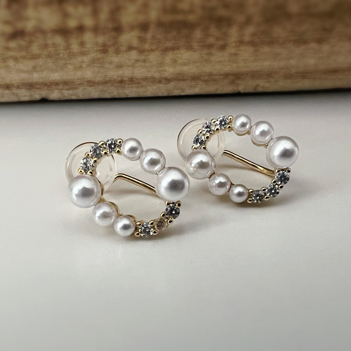 PAINLESS ! CLIPS U earrings gold plated Oval mini white pearls and zircon. Comfortable Delicate Ear Clips