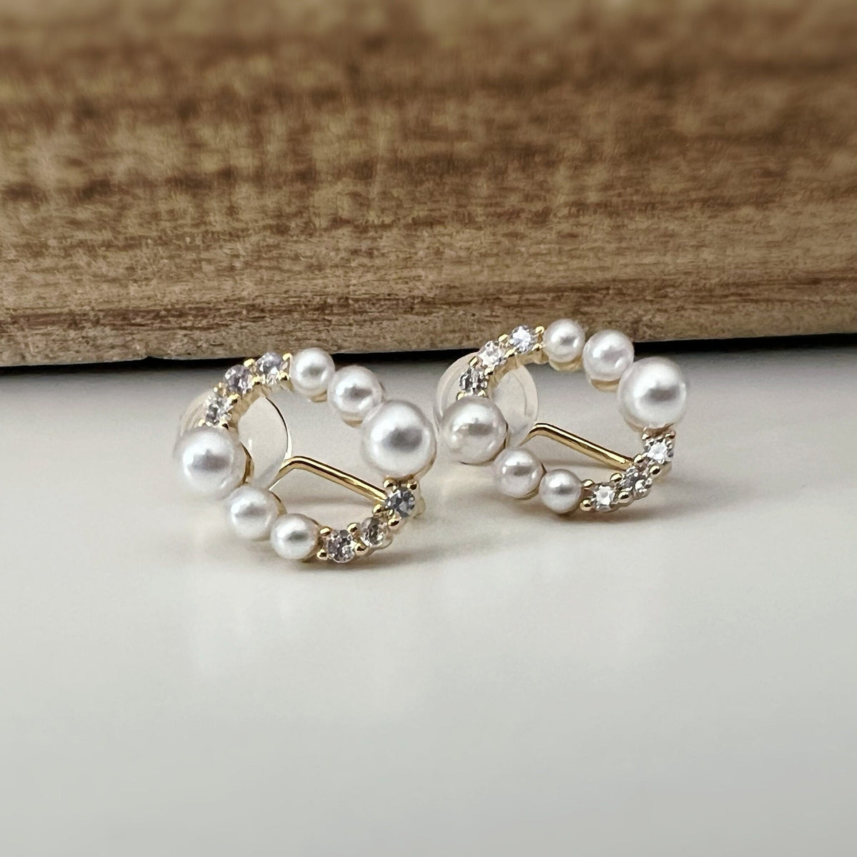 PAINLESS ! CLIPS U earrings gold plated Oval mini white pearls and zircon. Comfortable Delicate Ear Clips