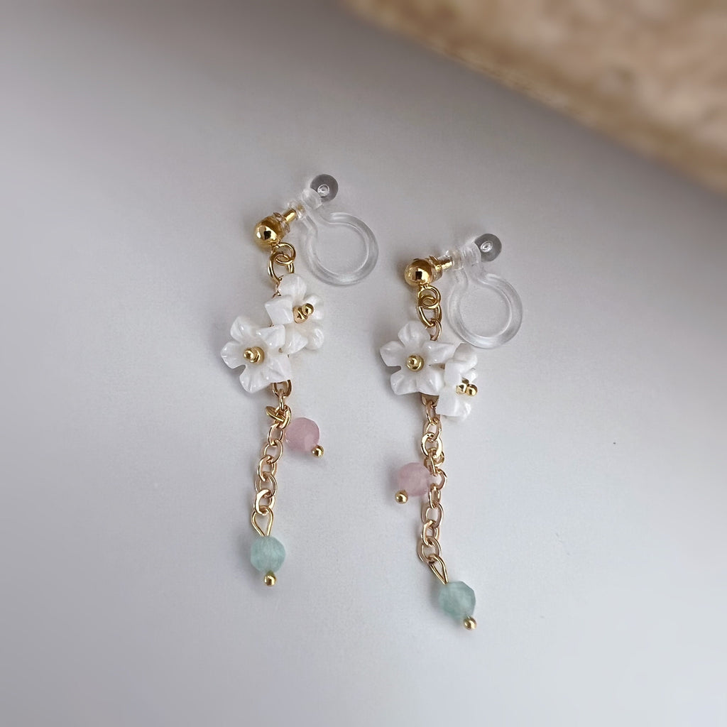 Boucles d'oreilles Clips INVISIBLES pendantes, Mini Perles facettes rose vert. Double Mini fleurs blanches. Clips d'oreilles confortable.