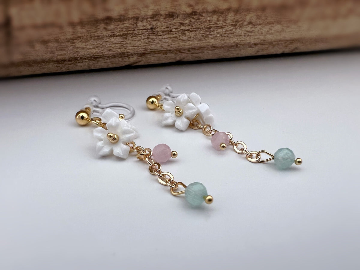 Boucles d'oreilles Clips INVISIBLES pendantes, Mini Perles facettes rose vert. Double Mini fleurs blanches. Clips d'oreilles confortable.
