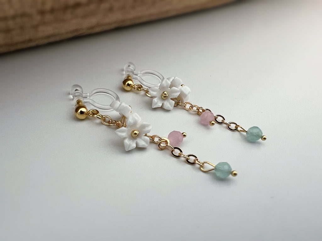 Boucles d'oreilles Clips INVISIBLES pendantes, Mini Perles facettes rose vert. Double Mini fleurs blanches. Clips d'oreilles confortable.