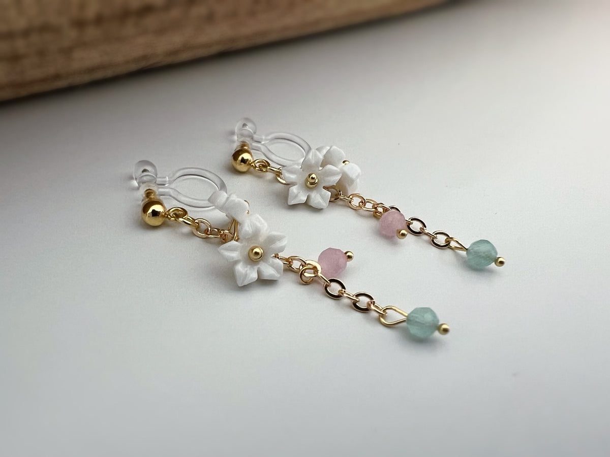 Boucles d'oreilles Clips INVISIBLES pendantes, Mini Perles facettes rose vert. Double Mini fleurs blanches. Clips d'oreilles confortable.