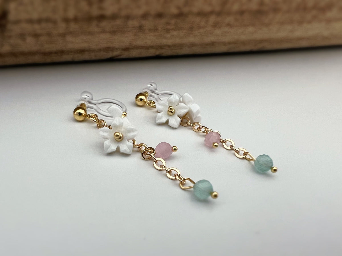 Boucles d'oreilles Clips INVISIBLES pendantes, Mini Perles facettes rose vert. Double Mini fleurs blanches. Clips d'oreilles confortable.