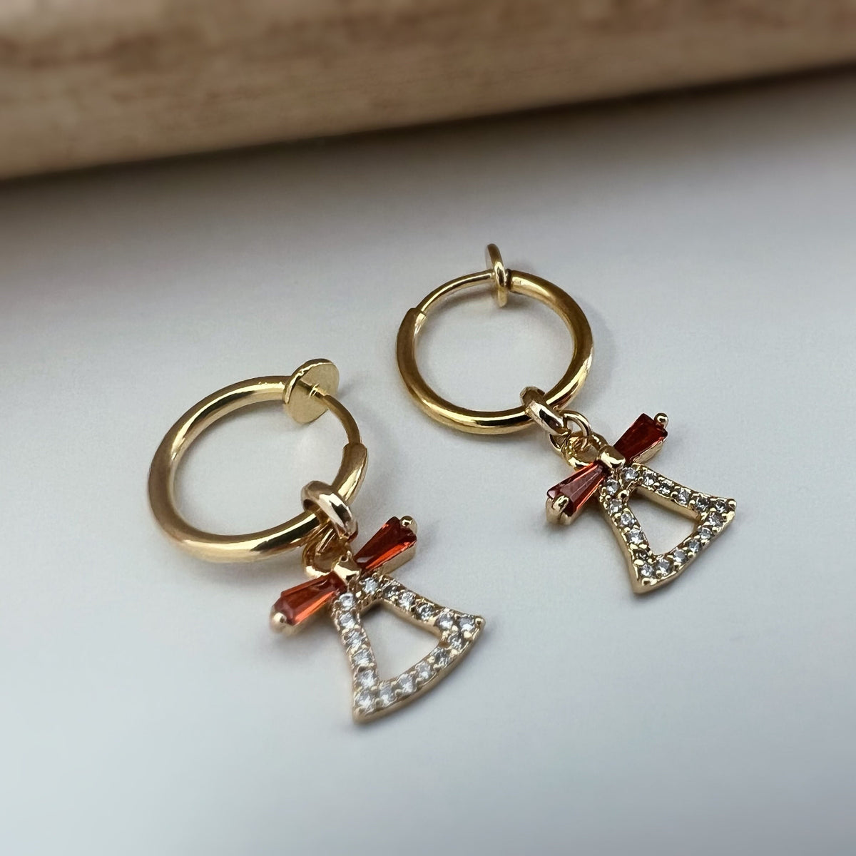 Clips d'oreille 2-EN-1 CLIPS anneaux Créoles doré avec clochette zircon noeud de papillon rouge Bijoux quotidien Anneaux 1.3cm