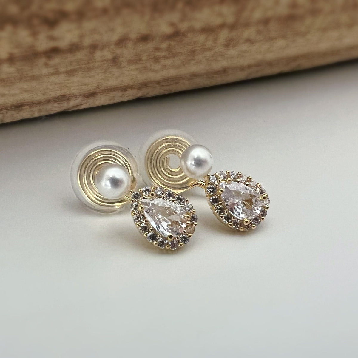 SANS DOULEUR ! Boucles d'oreilles CLIPS U spirale plaqué d'Or mini Perle blanche 4mm Goutte d'eau Zircon. Clips d'oreilles confortable.