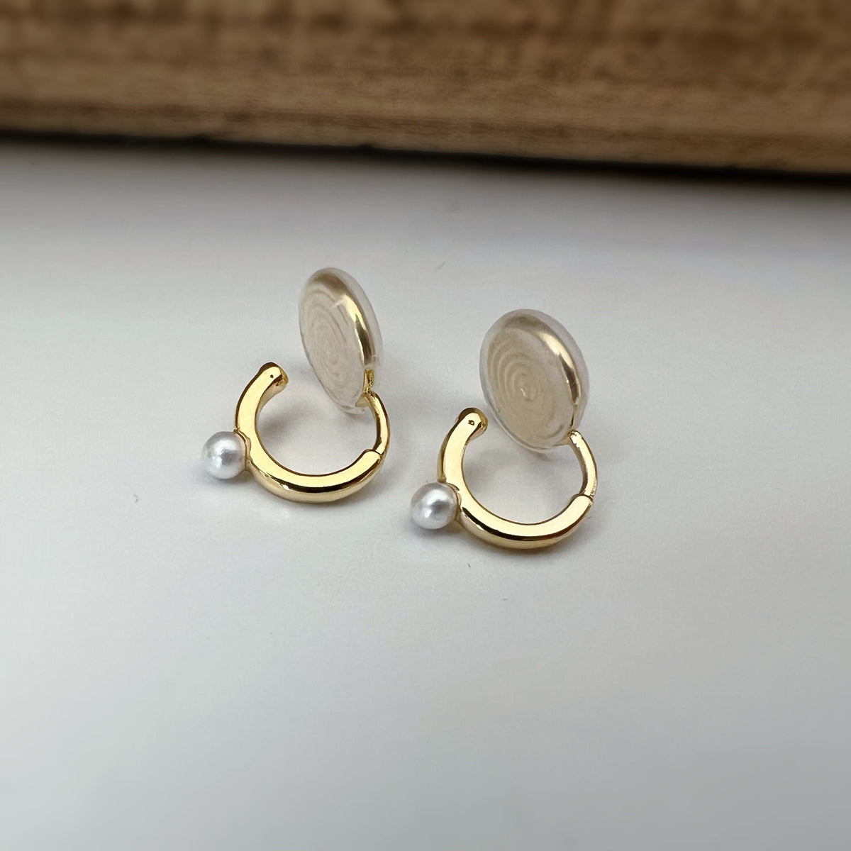 SANS DOULEUR ! Boucles d'oreilles CLIPS Petit cercle or avec mini perle blanche. Clips d'oreilles confortable Boucles Délicates