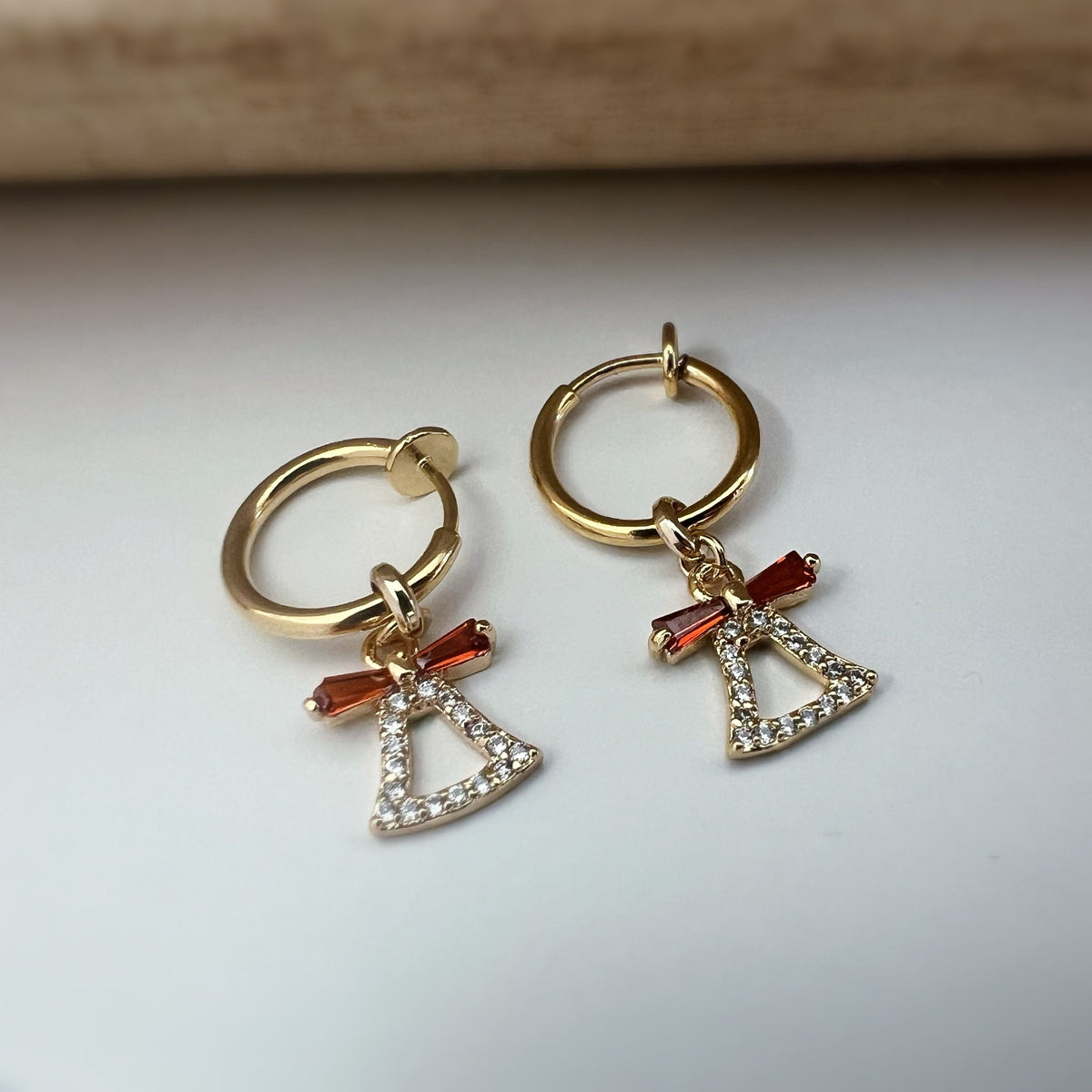 Clips d'oreille 2-EN-1 CLIPS anneaux Créoles doré avec clochette zircon noeud de papillon rouge Bijoux quotidien Anneaux 1.3cm