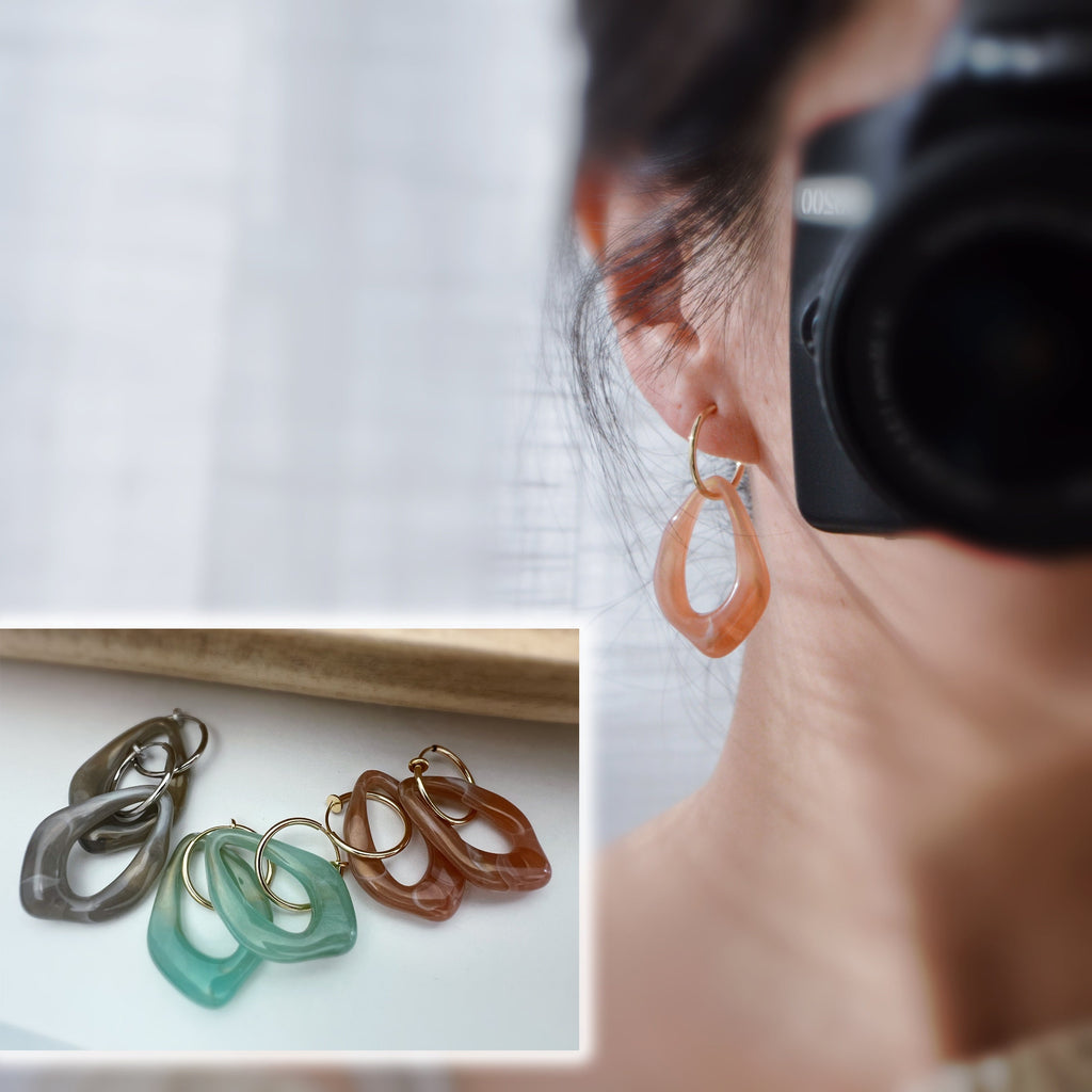 2 EN 1, Clips d'oreilles Anneaux Grand Losange Acétate Vert Marron transparent. Créoles Clips 20mm Argent / Or. CLIPS confortable