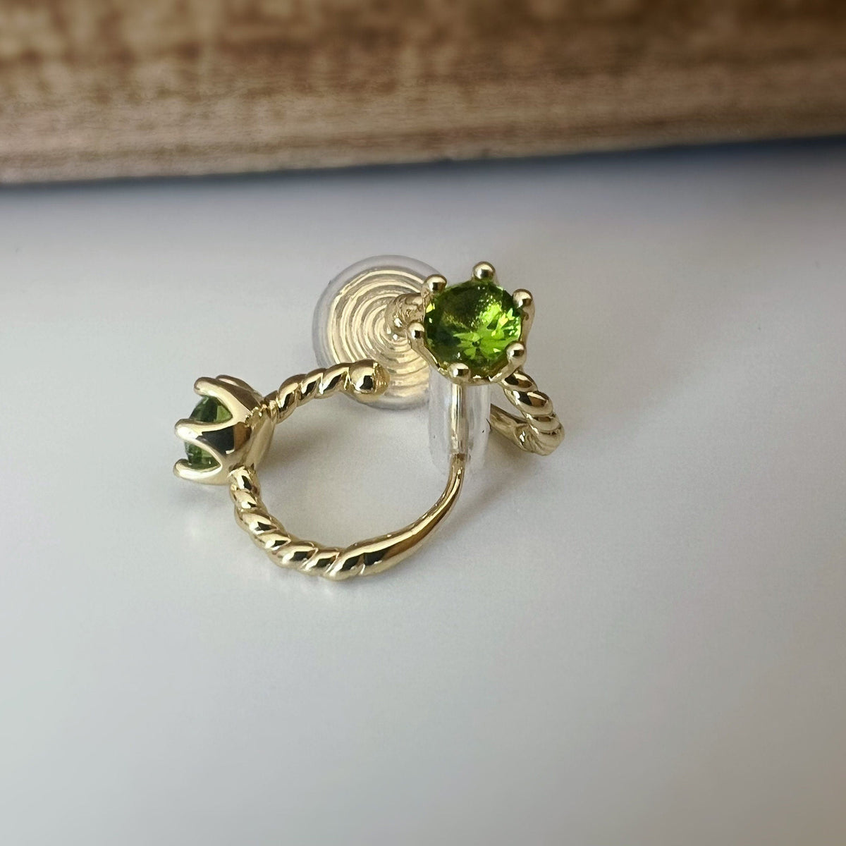 SANS DOULEUR ! Boucles d'oreilles CLIPS U spirale Cercle torsadé Pierre Zircon Rond Vert citron. Plaqué d'Or. Clips d'oreilles confortable