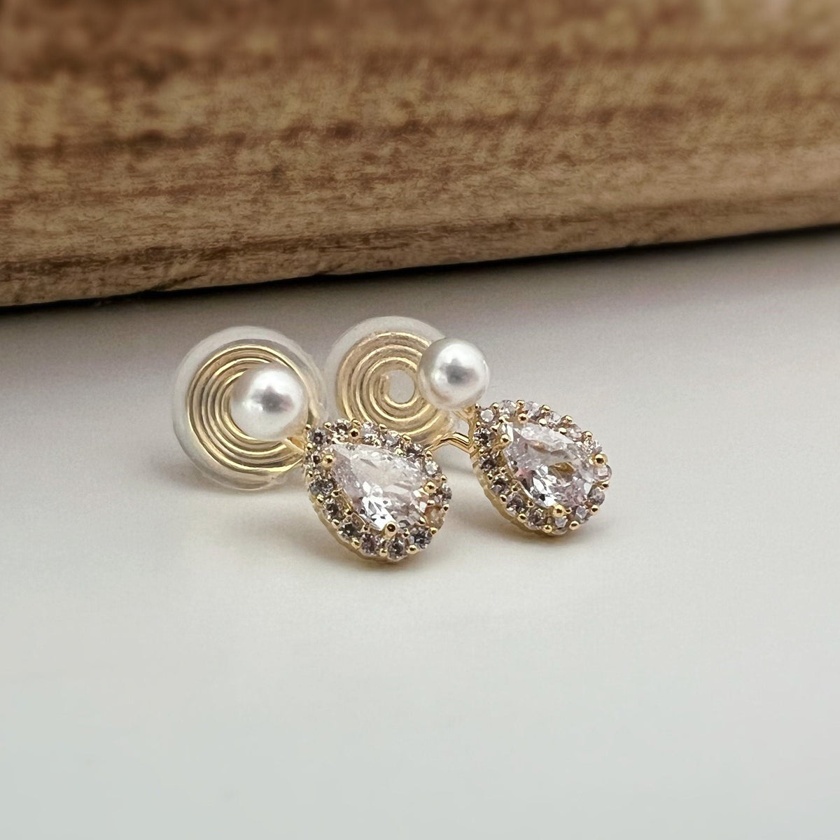 SANS DOULEUR ! Boucles d'oreilles CLIPS U spirale plaqué d'Or mini Perle blanche 4mm Goutte d'eau Zircon. Clips d'oreilles confortable.